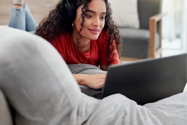 Pessoa fazendo teste de rastreio no notebook em casa