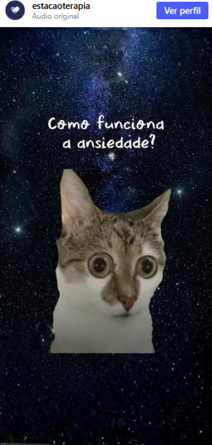 Capa do reel Como funciona a ansiedade, com um gato de olhos arregalados sobre fundo de galáxia